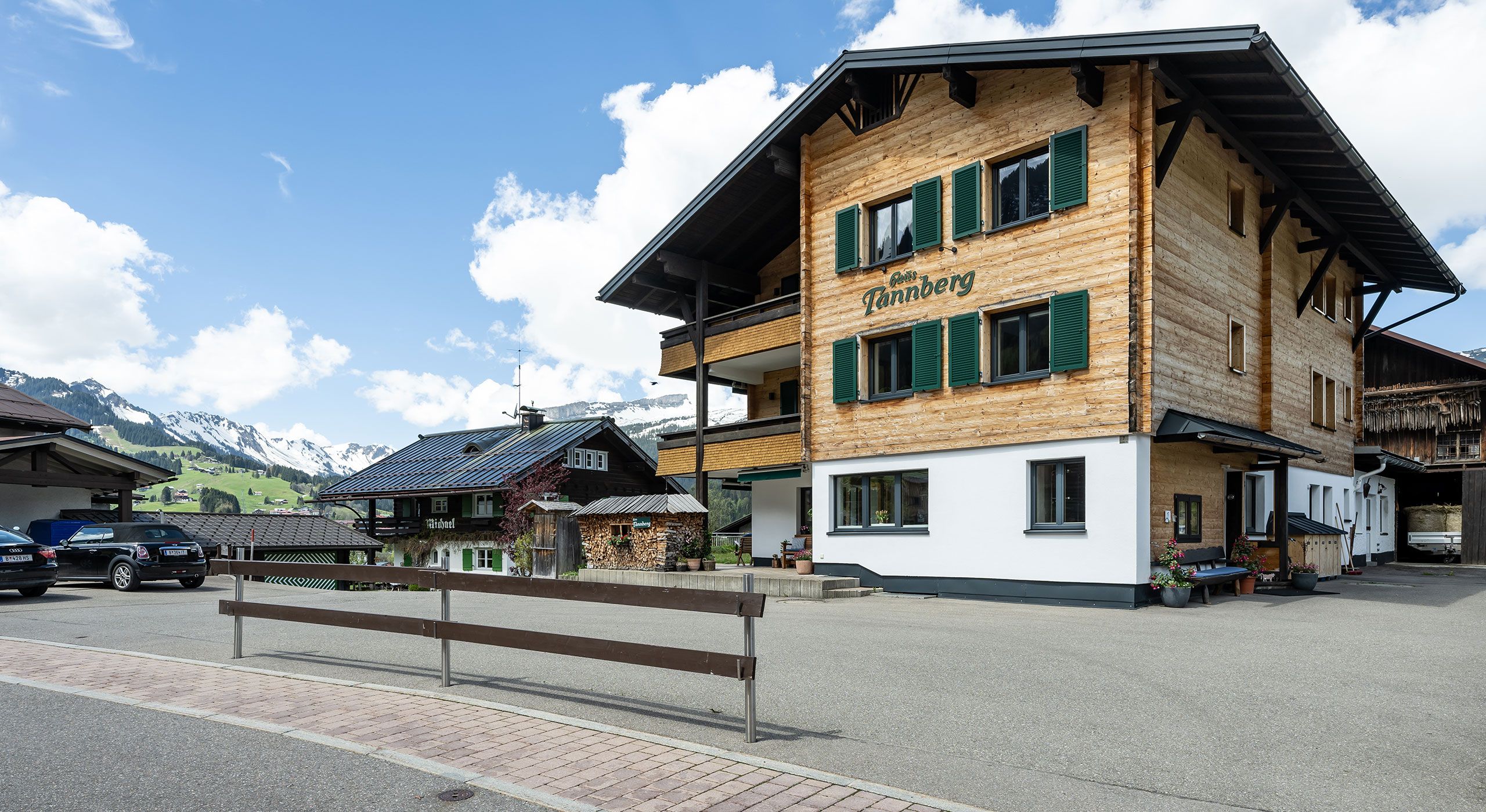 Haus Tannberg von außen, Parkplatz